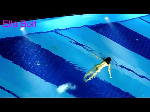 ❤️ මට නැරඹීම නැවැත්විය නොහැක, තරුණ රන්වන්තිය ELLA BOLT නිවාඩු නිකේතනයේ තටාකයේ නිරුවතින් පිහිනීමට හසු විය ️ Porno si.123sex.ru ❤